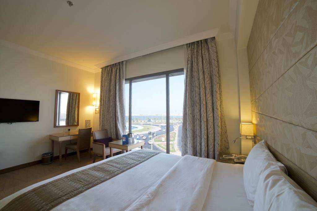 Hotel Golden Tulip Corniche 4*